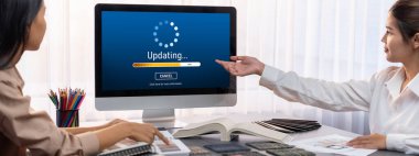 Masadaki bir grup iç mimar takımı dizüstü bilgisayarında mimari yazılım bulunan çeşitli ruh hali tahtası örneklerini seçiyor. Modern yenileme ve iç malzeme seçimi konsepti. İçgörü