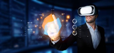 Modern bir işadamı, ofisteki etkili finansal planlama ve stratejik pazarlama çözümleri için veri analizlerini koz olarak kullanmak için sanal gerçeklik teknolojisine başvuruyor. XDMCP