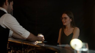 Limonlu cin kokteyli içen güzel bir kadın. Lüks gece kulübünde arkadaşlarıyla birlikte. Zeki barmen, canlı bir gece partisi atmosferinde mükemmel hizmet veriyor. Vinosity.