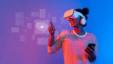 Dinamik bir kadın akıllı telefon tutarken sanal gerçeklik teknolojisiyle coşkuyla etkileşime girer, yapay zekanın heyecanını canlı bir ortamda somutlaştırır. XDMCP