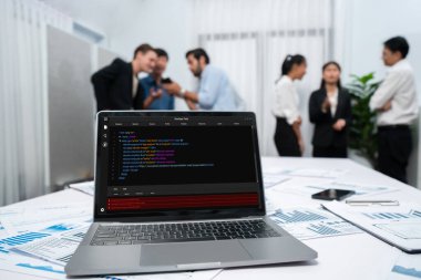 Uygulama ve program kodlaması için bilgisayar ekranında yazılım geliştirme programlama