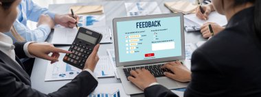 İş zekası ve veri analizi kavramı. Analizci ekibi laptop ekranında finansal veri analizi üzerinde çalışıyor. Etkili iş stratejik planlama için pazarlama göstergesi olarak. İçgörü