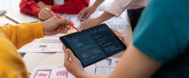 Uygulama ve program kodlaması için bilgisayar ekranında yazılım geliştirme programlama