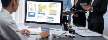 İş zekası ve veri analizi kavramı. Analizci ekibi laptop ekranında finansal veri analizi üzerinde çalışıyor. Etkili iş stratejik planlama için pazarlama göstergesi olarak. İçgörü