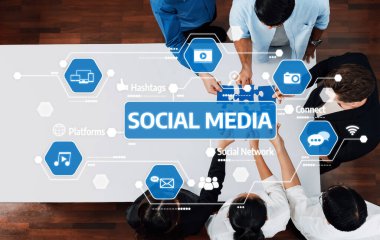 Çeşitli bireylerden oluşan bir grup, sosyal medya işbirliğine giriyor, teknoloji ve bağlantı sergiliyor. Bu görüntü modern iletişim stratejilerinin özünü yakalar. Dostluk