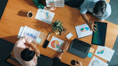 İşletme ekibinin en iyi görüntüsü toplantıya katılırken, verileri analiz etmeye hazırlanıyor. Bir grup farklı insan yaratıcı planlar yapıyor ve konferansa katılırken bir yandan da proje üzerinde çalışıyorlar. Cemaat.