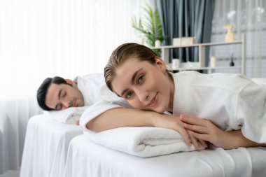 Kafkas çift müşterisi stres önleyici spa masajının keyfini çıkarıyor ve lüks otel veya oteldeki gündüz açık hava ortamında güzellik teniyle eğleniyor. Sessiz.