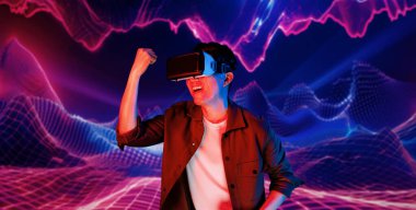 VR kulaklık takan ve soyut arka planda duran sıradan giysili bir adam video oyunu oynuyor. Zeki Asyalı oyuncu oyunu kazanmak için artırılmış gerçeklik teknolojisini kullanıyor. Yaratıcılık.