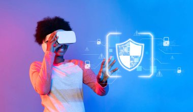 Sanal gerçeklik kulaklığı takan bir kişi dijital güvenlik unsurlarına bağlanıyor ve modern, teknoloji odaklı bir dünyada siber güvenliğin önemini gösteriyor. XDMCP