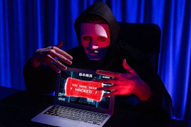 Suçlu anonim maskesinin şifrelemesi, güvenli olmayan özel hayatın dizüstü bilgisayarını hackleyerek başarılı oldu. Yükleme servisinin büyük bir veritabanını kullanarak ya da kopya çekerek. Bireysel.