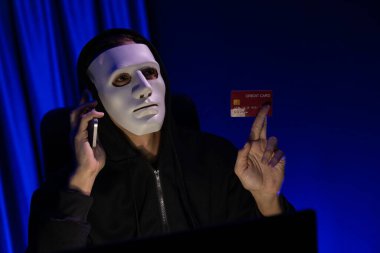 Kredi kartı sahibini arayıp gizli bilgilerle tehdit etmek için beyaz suçlu maskesi. Tüm veritabanları, güvenlik ihlali yapmaya çalışarak şifre şifreleme yapmak için. Bireysel.