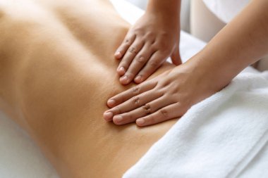 Kapalı alan kadın müşteri stres önleyici spa masajını yapmaktan zevk alıyor ve lüks otel ya da oteldeki gündüz açık hava güzellik salonunda güzellik teniyle eğleniyor. Sessiz.