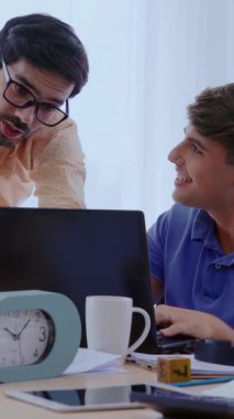 Yaratıcı iş adamlarının grup toplantısı, tasarımcı ve sanatçı ofis masasında. Mutlu iş yeri ve işbirliği takım çalışması konsepti.