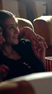 İnsanlar sinema sinemasında film izlerler. Grup eğlence etkinliği ve eğlence konsepti.