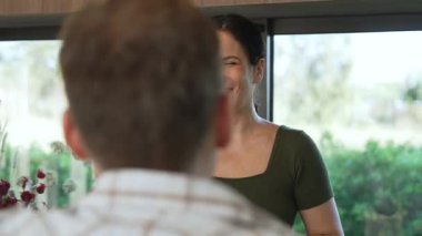 Sevimli yaşlı çift, ellerinde kahve fincanı tutarken mutlu bir şekilde güzel olaylardan ya da mutfaktaki haberlerden bahsediyorlar. Neşeli büyükbaba ve büyükannenin mutlu bir ilişkileri ve aileleri var. Uyumsuzluk.