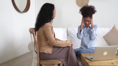 Travma sonrası stres bozukluğu olan üzgün bir kadın psikoloğu, depresyon ya da kalp yetmezliğinden sonra üzüntülü bir ruh sağlığı terapisi görüyor. Hayal kırıklığına uğramış genç bir kadın klinikteki duygular hakkında bir psikologla konuşuyor.