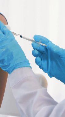 Genç bir kadın, aşı için yetenekli bir doktoru hastanede ziyaret ediyor. Covid 19 ve Coronavirus Aşı Merkezi Hizmet Konsepti .