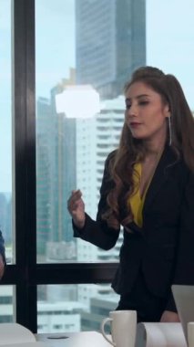 Ofiste masaüstü bilgisayarıyla çalışan iş adamları. İş yeri toplum konsepti.