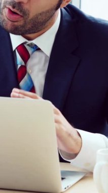 İş arayan ve müdürün iş görüşmesinde el sıkışması. Profesyonel kariyer fırsatı arayan genç mülakatçı. İnsan kaynakları ve adam toplama kavramı.