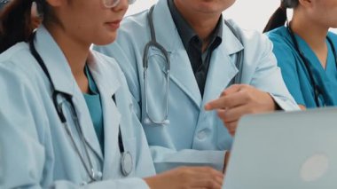 Hastane masasında birlikte çalışan ve tıbbi tedavi ya da sağlık hizmeti planlayan profesyonel bir grup. Takım çalışması başarılı hastalıklara ve hastalıklara yol açar. Ağır çekim. Katı.