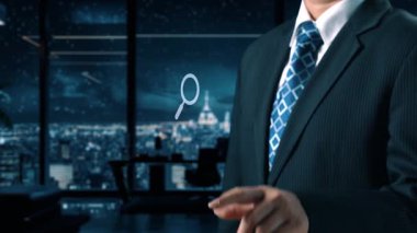 İş adamı, stratejik kararlar için değerli verileri çıkartarak arama motoru araştırması yapıyor. Kapsamlı araştırma ve SEO veri analizi için arama motorları kullanılıyor. Kullanıcı Kimliği