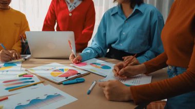 Girişimci şirket çalışanları birlikte çalışır, finansal veri raporlama ve planlama stratejisi, panorama videosundaki yaratıcı iş başarısı için pazarlama içeren renkli BI gösterge panelini analiz eder. Sinerjik