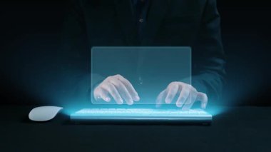 İş adamı, tahminsel büyük veri modellerinden gerçek zamanlı analizlere uzanan eğilimleri ve görüşleri ortaya çıkarmak için veri analizlerini derinlemesine inceleyerek, veri güdümlü kararların analitik endüstrileri UUID 'ye nasıl yönlendireceğini öğrenir