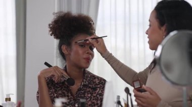 İki kadın nüfuzlu kişi canlı yayında video görüntülerini çekiyor. Makyaj çok önemli sosyal medya veya blog. Kozmetik stüdyosu ışıklandırmalı mutlu genç kız çevrimiçi pazarlama oturumu yayını için..