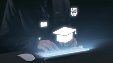 Eğitim ve teknoloji arasındaki entegrasyonun yaratıcı bir temsili, öğrenmeyi ve ilerlemeyi sembolize eden yüzen dijital simgelerle birlikte bir klavyeye yazı yazan eller. Dörtgen