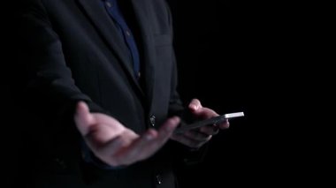 Işıldayan bir hedef ikon ve gelecekteki gösterge paneli unsurlarının yer aldığı bir pazarlama stratejisinin yaratıcı bir canlandırması, iş ve teknoloji temaları için ideal. Dörtgen