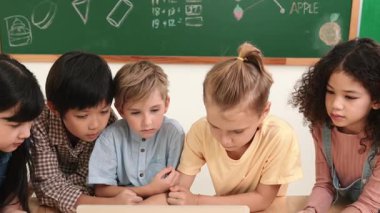 Üst düzey öğrenci dizüstü bilgisayara bakıyor ve kodlama mühendisliği kodunu ve yapay zeka üretmeyi öğreniyor. Beyin fırtınası yaparken ve yaratıcı plan yaparken yetenekli çocukların birlikte çalışması. Pedagoji.