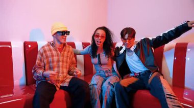 Şık gözlükler takan Happy dans takımı şehir pop veya hip hop müziğine taşınıyor. Modern restoranda birlikte komik serbest dans ederken profesyonel sanatçı grubu oturuyordu. Mutluluk.