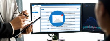 Bilgisayar ekranında canlı gösteren e-posta bildirim iletisi. Dijital pazarlama iletisi bilgi metni iş dünyasından müşteriye