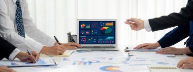 İş veri paneli pazarlama stratejisi planlaması için canlı iş zekası analizi sağlar