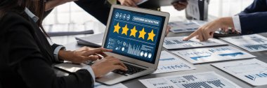 Pazarlama stratejisi planlaması için canlı yazılım bilgisayarında müşteri memnuniyeti ve değerlendirme analizi
