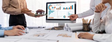 İç mimar tasarımcı grubu, daha kesin tasarım için planlar ve dizüstü bilgisayar ekran mimari yazılımı üzerinde birlikte tartışıyorlar. Modern ev tasarımı ve yenileme. İçgörü