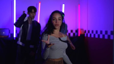 Kameranın önünde dans eden yetenekli break dansçı farklı arkadaşları pop ya da hip hop müziği dinlemek için arkada dans ediyor. Çekici performans ekibi kameraya doğru hareketli hareketler sergiliyor. Mutluluk.