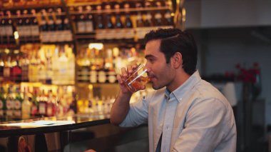 Güler yüzlü akıllı adam eski usul kokteyl içerken arkadaşlarıyla ya da tanımadığı bir yabancıyla keyifle eğleniyor. Cuma günü lüks bir barda, gece kulübünde, canlı bir içeceğin karşısında oturuyor. Vinosity.