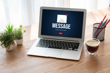 Bilgisayar ekranında rahatça görünen e-posta bildirim iletisi. Dijital pazarlama iletisi bilgi metni iş dünyasından müşteriye