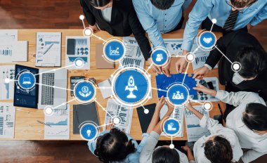 Veri güdümlü stratejiler ve modern ofis ortamında yenilikçi fikirleri sembolize eden bir roket ikonu üzerinde işbirliği yapan dinamik bir iş toplantısı. Dostluk