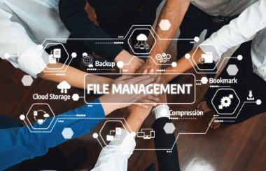 Eller bir araya gelerek dosya yönetiminde güçlü bir görsel takım çalışması oluşturur, verimli bir organizasyon için çeşitli dijital araçlar ve süreçler sergilenir. Dostluk