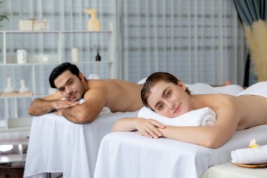 Kafkas çift müşterisi stres önleyici spa masajının keyfini çıkarıyor ve lüks otel veya oteldeki gündüz açık hava ortamında güzellik teniyle eğleniyor. Sessiz.