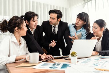 Ofis masasındaki finansal veri raporlarını analiz eden çeşitli bir grup iş analisti. Stratejik pazarlama planlaması için iş zekası analizi çizelgesi ve grafiği.