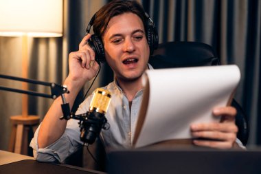 Akıllı yayıncının sunucu kanalı, canlı sosyal medyada canlı yayında konuşma programı ile birlikte modern stüdyoda, kayıt cihazıyla dinleyiciye senaryo okumaktadır. Bireysel.