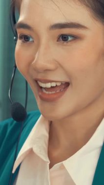 Kulaklık takan iş kadını ofiste çalışıyor. Arama merkezi, tele pazarlama, müşteri destek acentesi telefon görüşmesinde hizmet sunar.