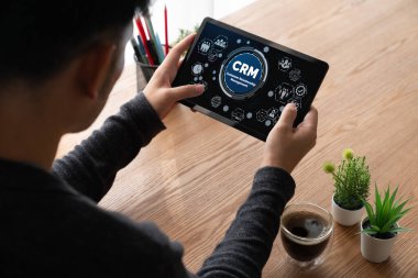 CRM işletme ve işletme için modern bilgisayarda müşteri ilişkileri yönetim sistemi