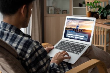 Online uçuş rezervasyon sitesi mod rezervasyon sistemi sağlar. Seyahat teknolojisi kavramı .