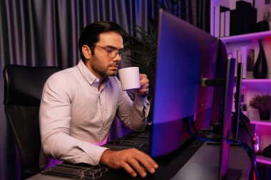 Akıllı profesyonel işadamı, iş veri analiziyle birlikte neon ışıklı siber ofis işyerinde kahve içerek ürün raporundaki araştırma hedef pazarına odaklanıyor. Tahmin et..