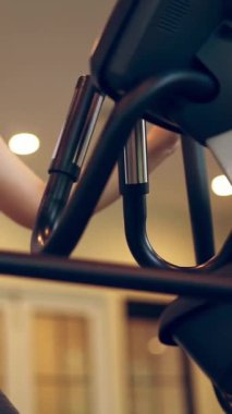 Yoga odasındaki spor salonunda aktif hamile kadın egzersizi. Hamile karnında bebek taşıyan hamile bir anne. Doğum öncesi bakım ve kadın hamileliği konsepti.