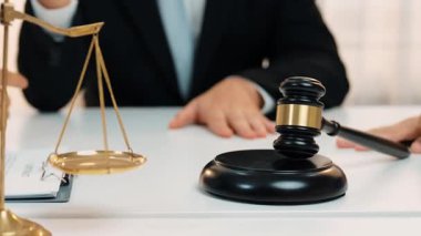 Avukat, hukuk bürosunda pazarlık yoluyla iş anlaşmazlığını çözmek için iki taraf arasında uzlaşma teklif ediyor. Yasal arabuluculuk ve çatışma çözme servisi. Ağır çekim. Katı.